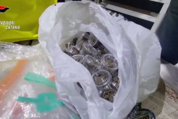 Blitz in una casa dello spaccio a Catania, sequestrati 12 kg di droga