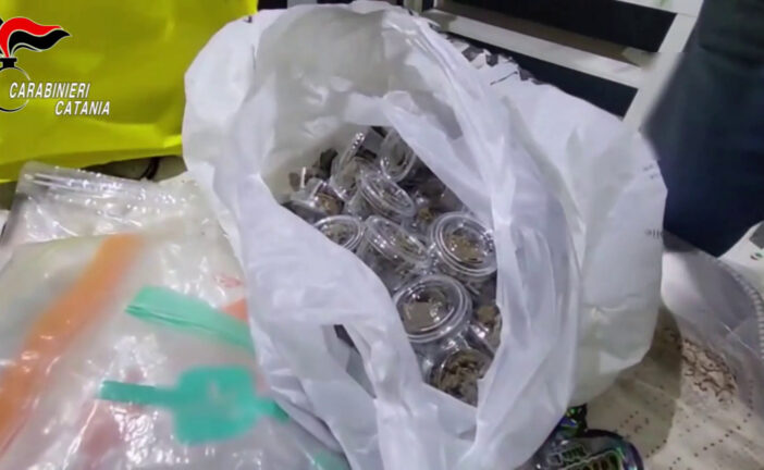 Blitz in una casa dello spaccio a Catania, sequestrati 12 kg di droga