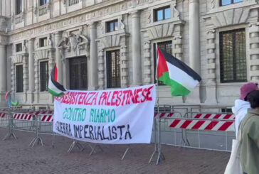 A Milano prosegue il presidio pro-Gaza in Piazza della Scala