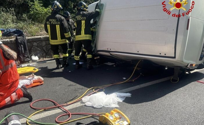 Si rovescia un furgone a San Quirico: ferita 48enne