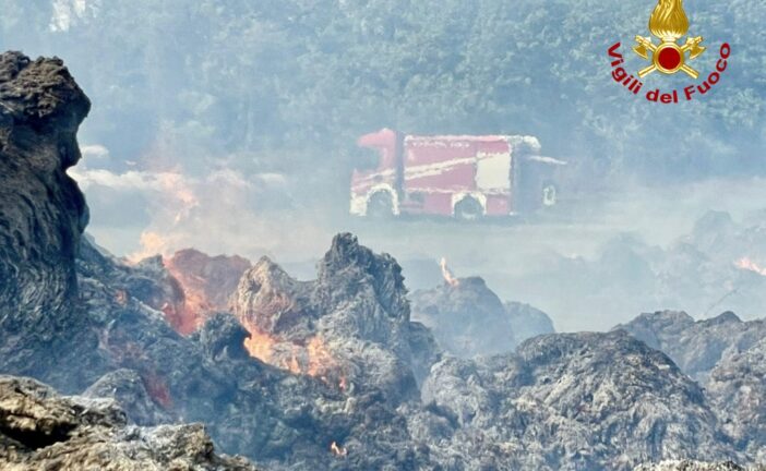 1500 rotoballe in fiamme ad Arbia