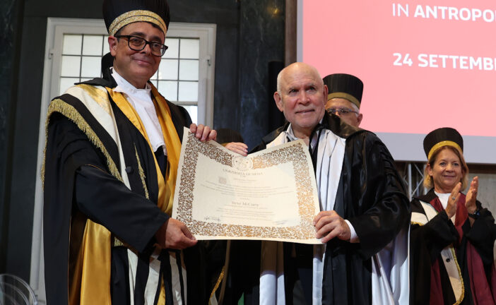 L’Università di Siena ha conferito la laurea ad honorem a Steve McCurry