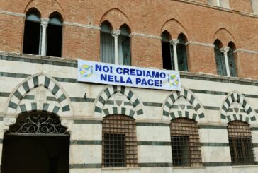“Noi crediamo nella pace”: lo striscione del cardinale Lojudice