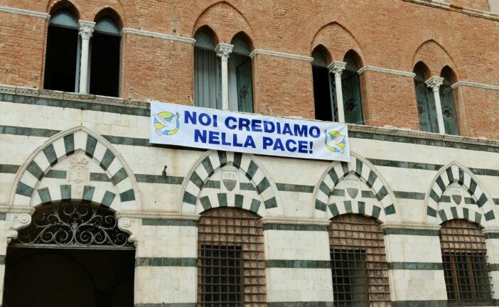 “Noi crediamo nella pace”: lo striscione del cardinale Lojudice