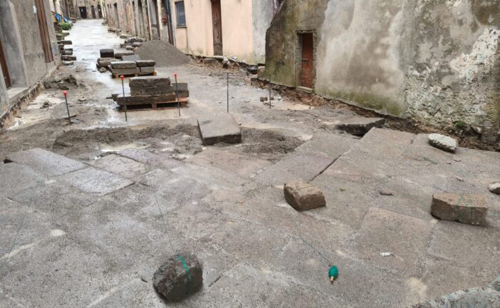 Piancastagnaio: nuova pavimentazione in pietra nel centro storico
