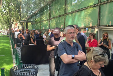 Folla in fila a Milano per Giorgio Armani "Lascia tanto amore"