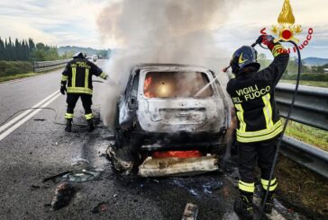 Auto in fiamme a Serre di Rapolano