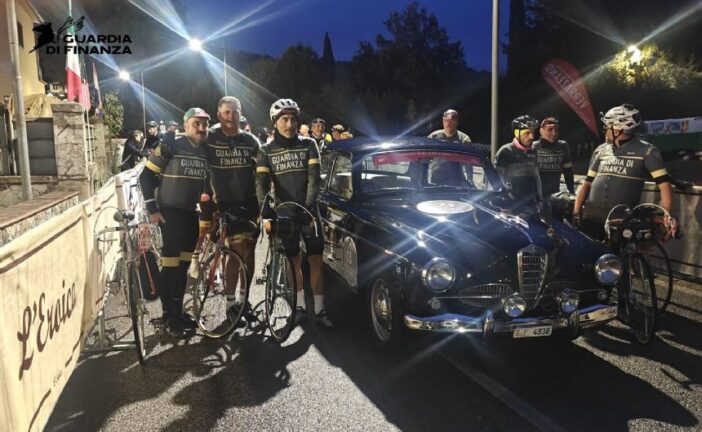 Gli uomini della Guardia di Finanza impegnati sulle strade bianche dell’Eroica