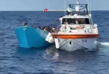 Soccorsi 91 migranti al largo di Lampedusa, due morti