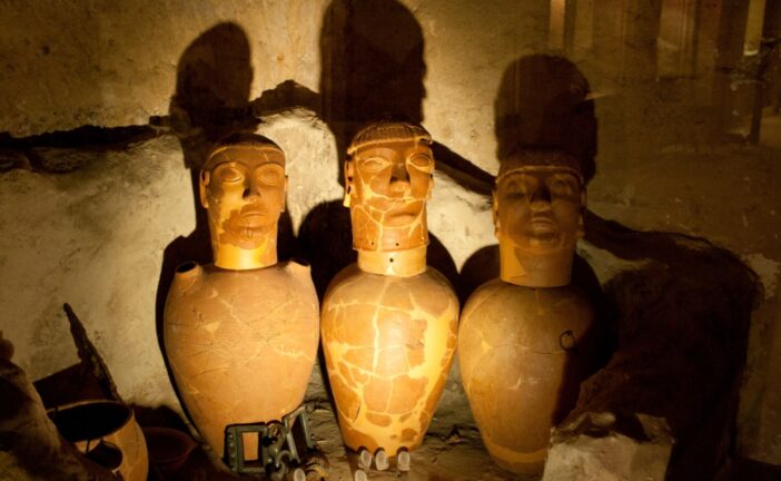 Nel Museo archeologico di Chianciano la più grande collezione al mondo di canopi etruschi antropomorfi