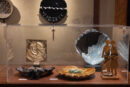 La raccolta di ceramica della Nobile Contrada del Nicchio incanta a Forme nel Verde 2025