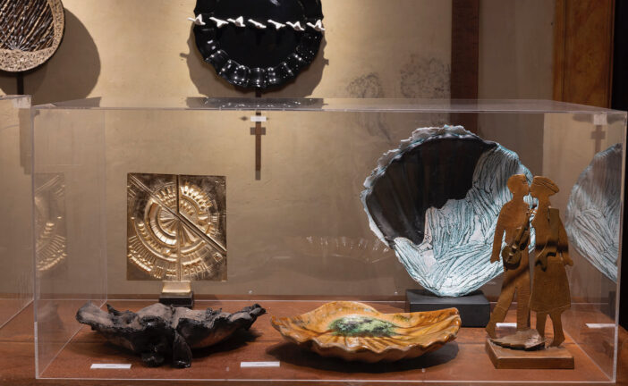 La raccolta di ceramica della Nobile Contrada del Nicchio incanta a Forme nel Verde 2025