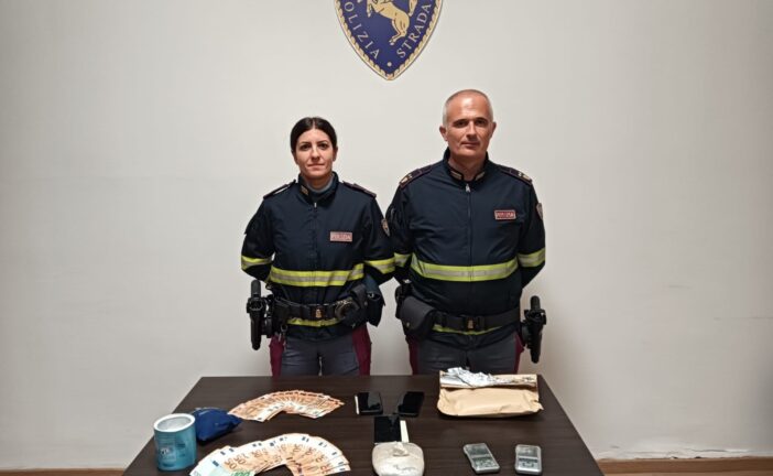A1: controllo della Stradale fa scoprire due corrieri della droga