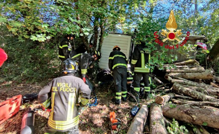 Furgone carico di legna si ribalta nel fosso: ferito il conducente