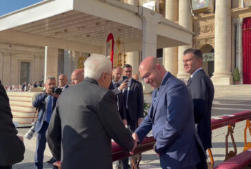 Canonizzazioni, Fontana in piazza San Pietro "Santi costruttori pace"