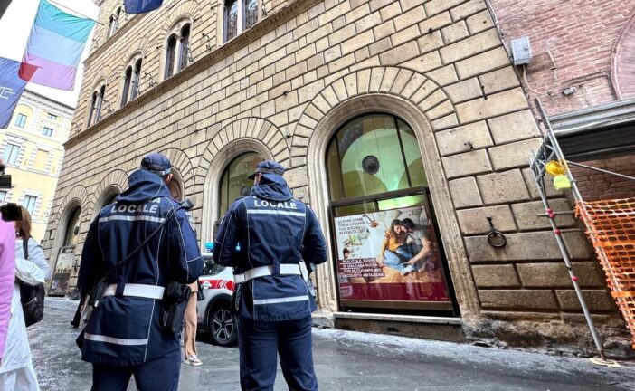 Nuova caduta di calcinacci in Banchi di Sopra