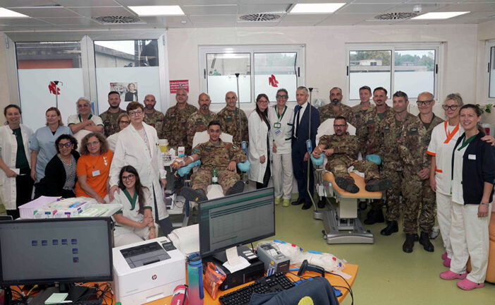 I parà del 186° donano il sangue in gruppo ricordando El Alamein