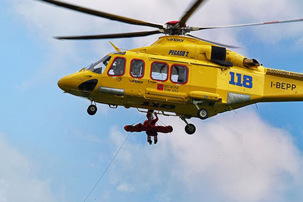 Uomo schiacciato dalla propria auto ricoverato in condizioni critiche alle Scotte