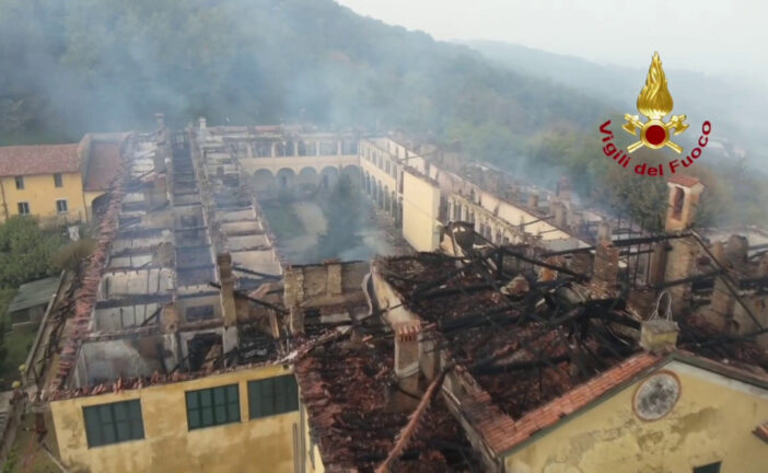 In fiamme il monastero della Bernaga nel Lecchese, le immagini