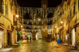 ‘Montalcino dal vivo. Natale 2025’: luci, colori ed eventi per vivere la magia delle feste