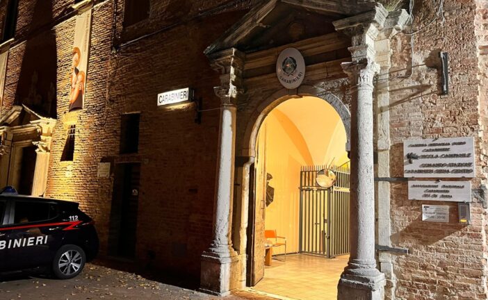 Scatta l’allarme del braccialetto elettronico: stalker ai domiciliari