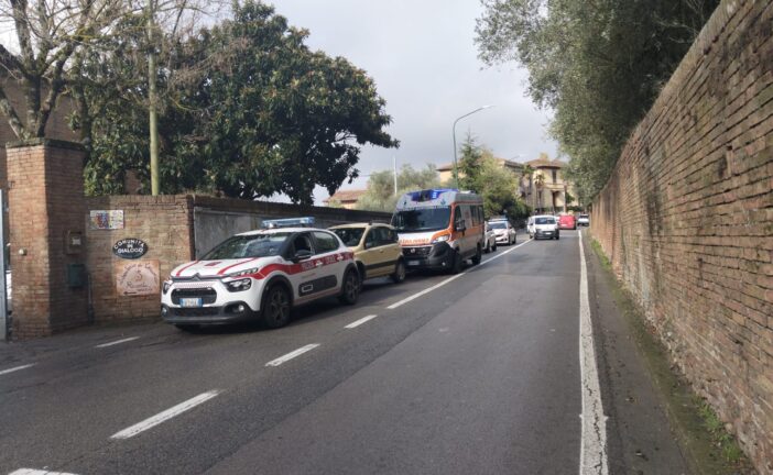 Incidente fra un’auto e una moto in via Enea Silvio Piccolomini