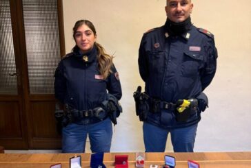 Minorenne tenta di truffare un anziano: beccata dalla Polizia