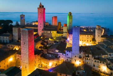 San Gimignano veste le torri, le piazze e le porte con luci e colori