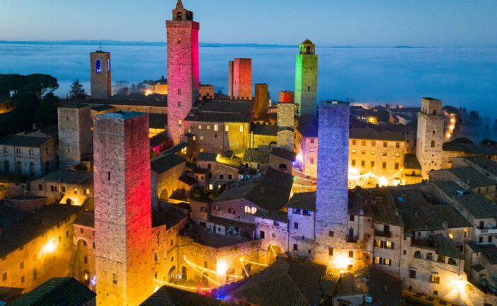 San Gimignano veste le torri, le piazze e le porte con luci e colori