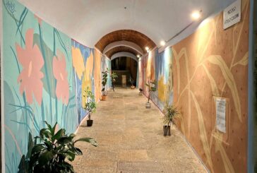 Nuova vita per vicolo Ciaspini: inaugurato il murales dedicato alle impagliatrici