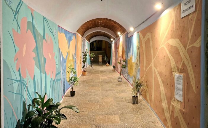 Nuova vita per vicolo Ciaspini: inaugurato il murales dedicato alle impagliatrici