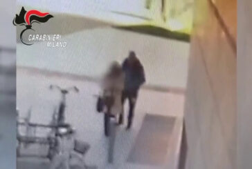 Una donna di 43 anni accoltellata a Milano, le immagini dell'episodio