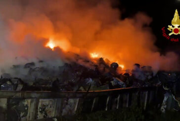 Catania, vasto incendio in un'azienda di demolizioni
