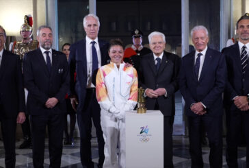 La fiamma olimpica arriva al Quirinale, Paolini la consegna a Mattarella