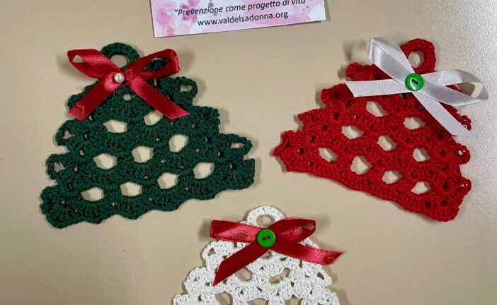 Campostaggia: alberelli all’uncinetto donati ai pazienti di Nefrologia e Dialisi