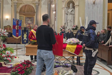 Folla commossa a Napoli per l'ultimo saluto a Davide Tizzano
