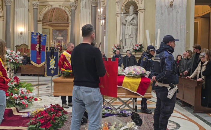 Folla commossa a Napoli per l'ultimo saluto a Davide Tizzano