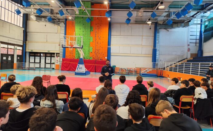 Bullismo, difesa personale e inclusione: è il progetto educativo di Estra