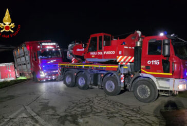 Intervento dei Vigili del fuoco per il ribaltamento di un rimorchio