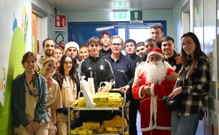 Il Siena FC porta doni e sorrisi ai piccoli pazienti del policlinico