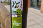 Il Comune di Castelnuovo dona l’olio degli uliveti comunali agli studenti