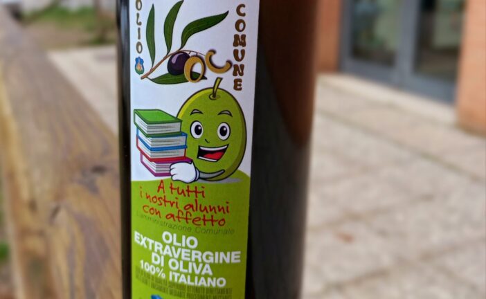Il Comune di Castelnuovo dona l’olio degli uliveti comunali agli studenti