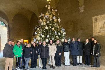 Il tradizionale albero della Chigiana illumina il cortile di palazzo Chigi