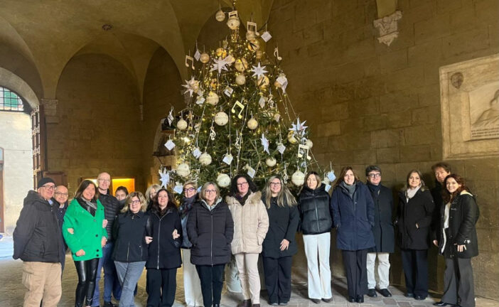 Il tradizionale albero della Chigiana illumina il cortile di palazzo Chigi