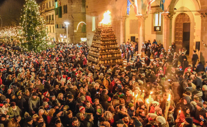 Le Fiaccole di Abbadia San Salvatore: la città si accende per la Vigilia di Natale