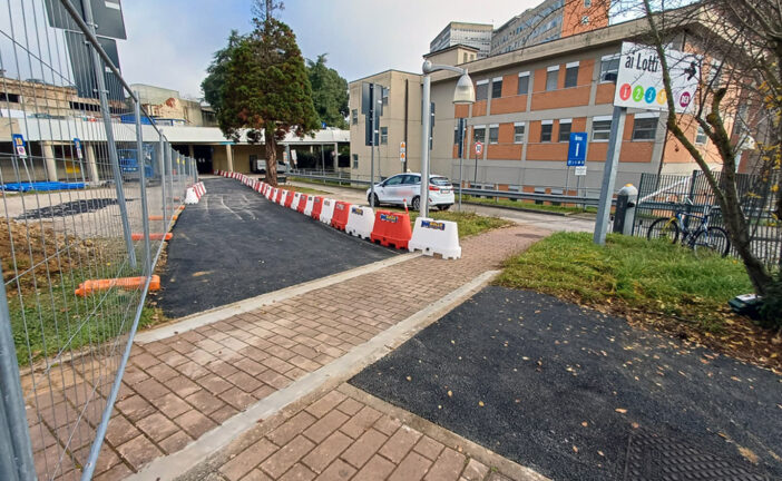 Ospedale: percorso pedonale alternativo e senso unico nella strada interna