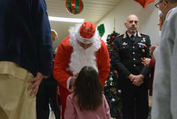 Babbo Natale dei Carabinieri porta doni ai piccoli pazienti dell’Aous