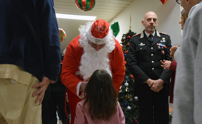 Babbo Natale dei Carabinieri porta doni ai piccoli pazienti dell’Aous