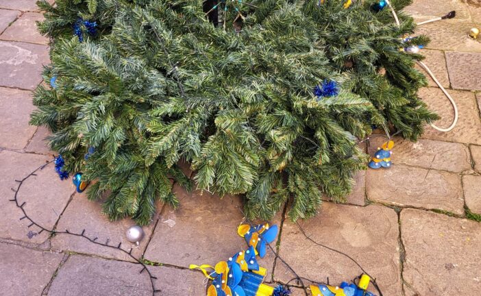 Spogliato e danneggiato l’albero di Natale della Contrada della Tartuca