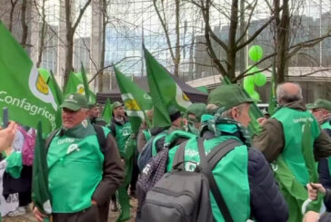 Gli agricoltori in piazza a Bruxelles per chiedere un cambio di rotta all'Ue